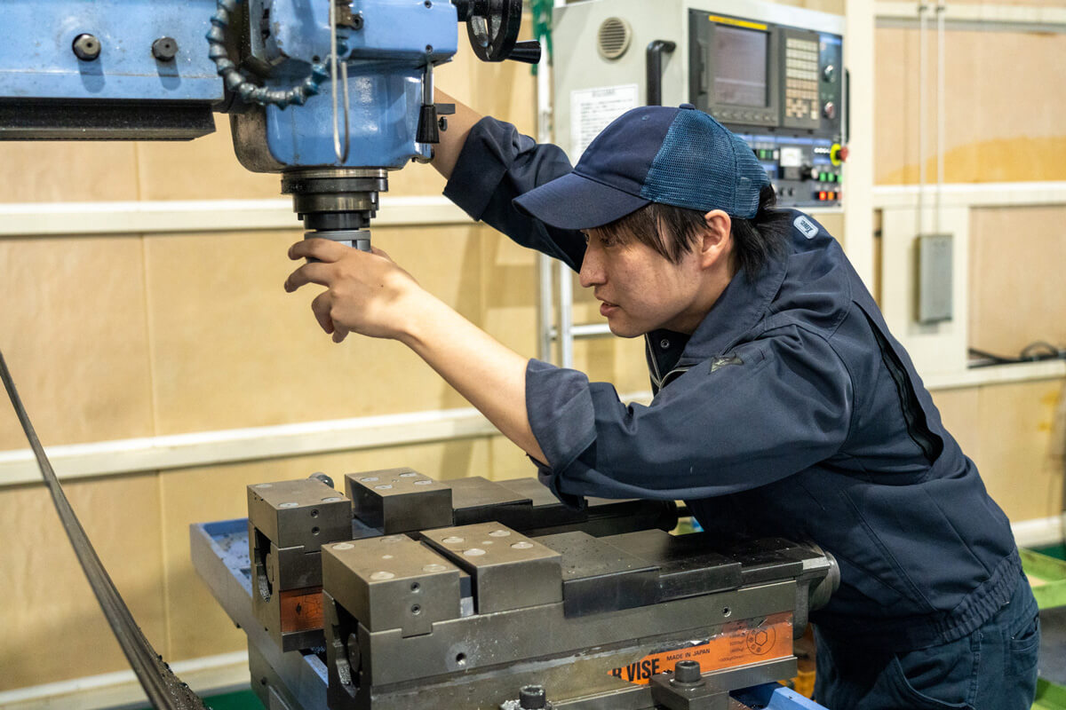 製造フロアでの作業の様子